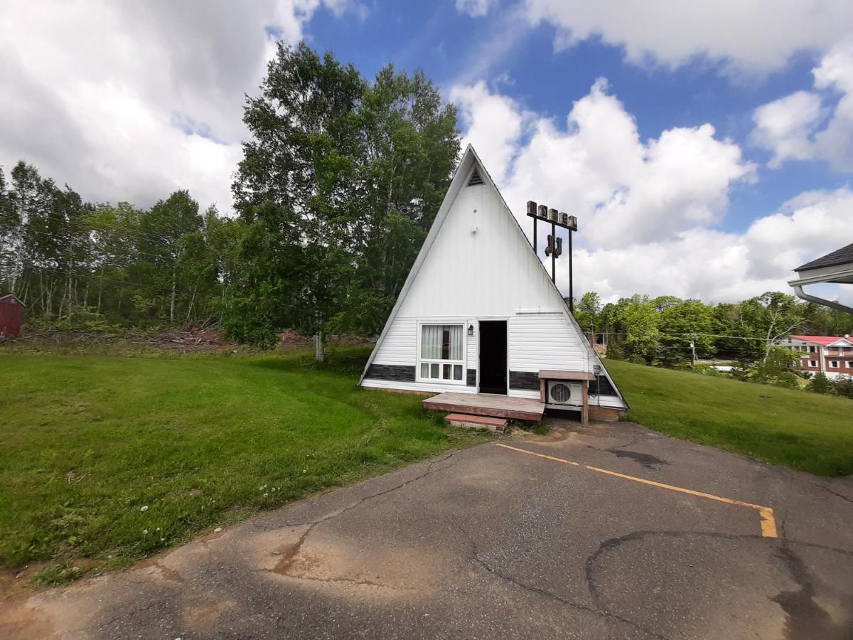 Howard Johnson By Wyndham Woodstock Nb Exterior photo