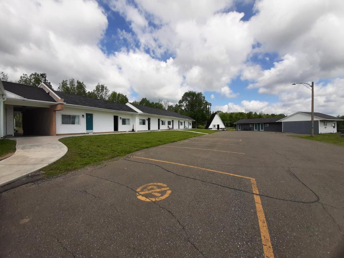 Howard Johnson By Wyndham Woodstock Nb Exterior photo