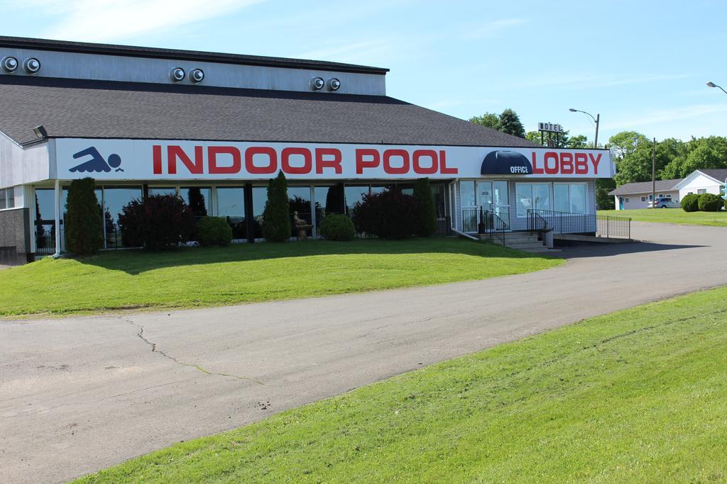Howard Johnson By Wyndham Woodstock Nb Exterior photo