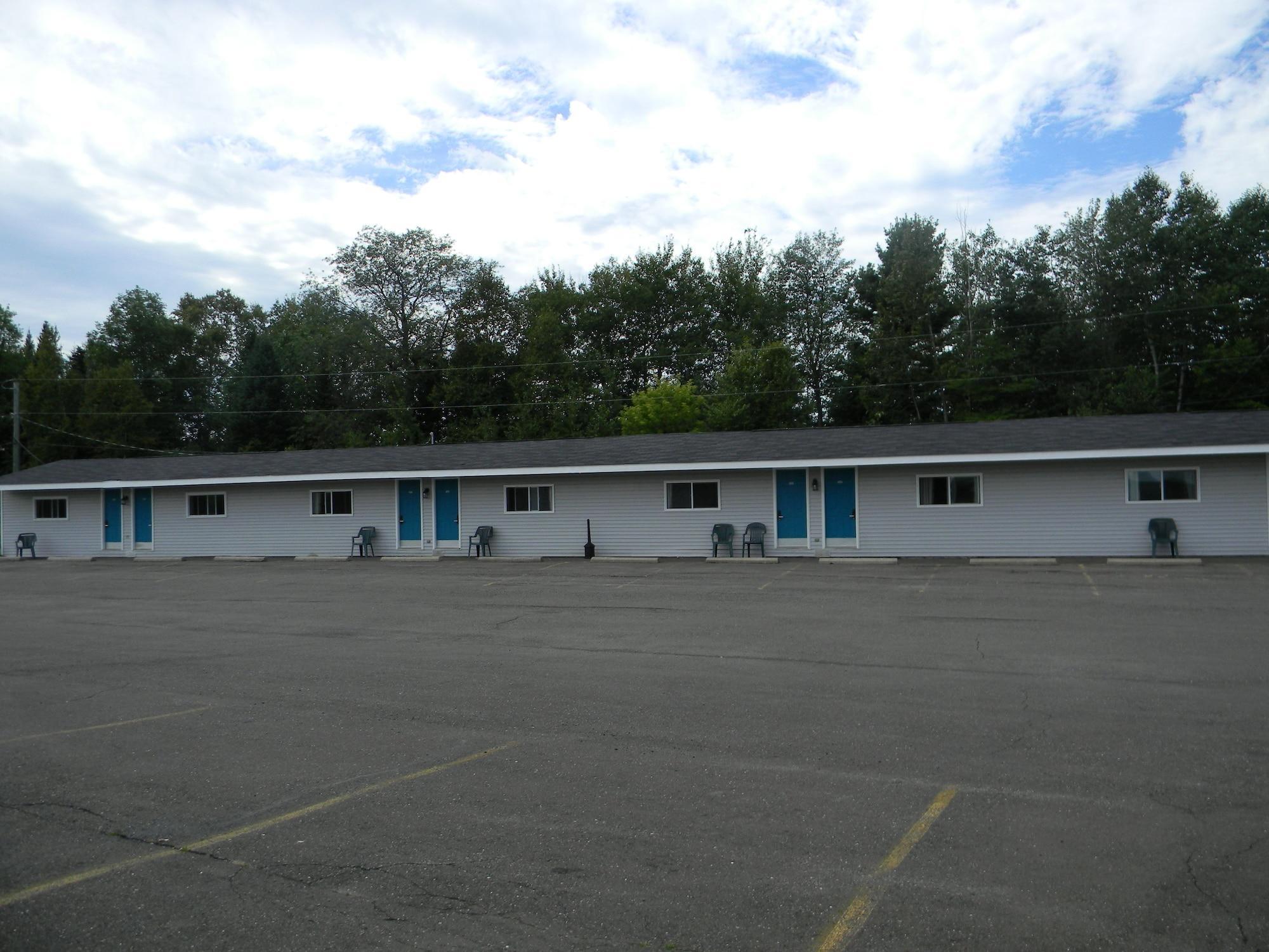 Howard Johnson By Wyndham Woodstock Nb Exterior photo